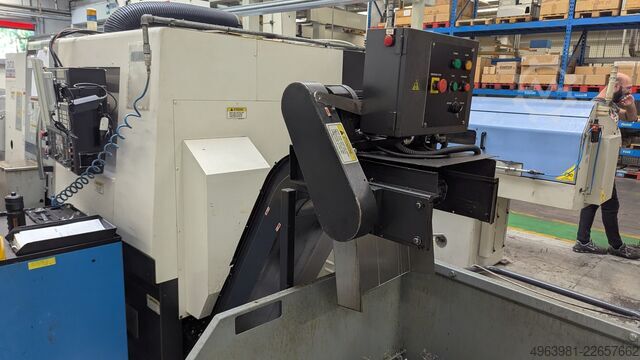 Torno CNC com alimentador de barras OKUMA L300-MW