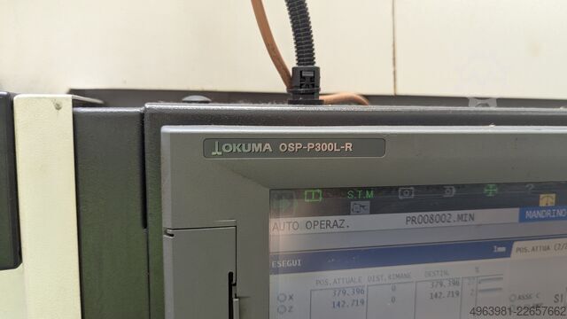 Torno CNC com alimentador de barras OKUMA L300-MW