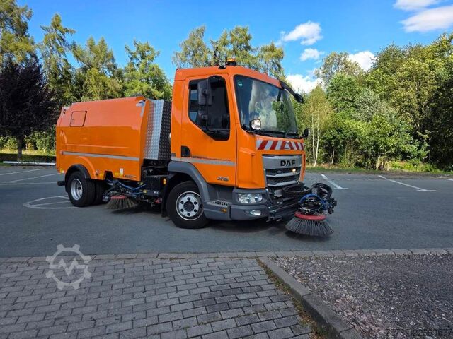 Gatusopmaskin DAF XB 210 Kehrmaschine wie neu Brock VS4 Kehraufbau