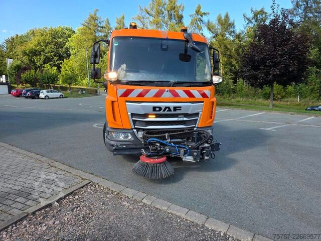Gatusopmaskin DAF XB 210 Kehrmaschine wie neu Brock VS4 Kehraufbau
