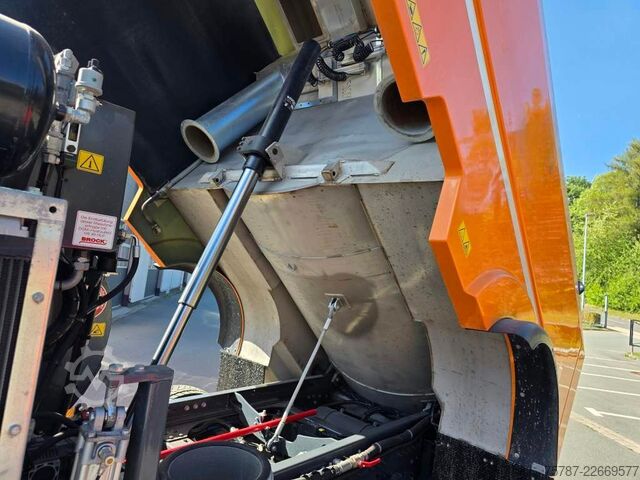 Gatusopmaskin DAF XB 210 Kehrmaschine wie neu Brock VS4 Kehraufbau