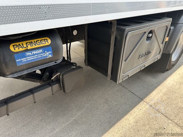 Vrachtwagen met bakwagen Mercedes-Benz Atego 1230