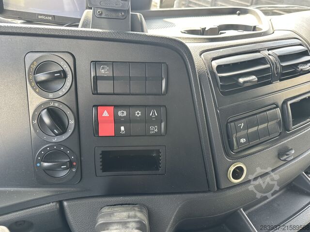 Vrachtwagen met bakwagen Mercedes-Benz Atego 1230