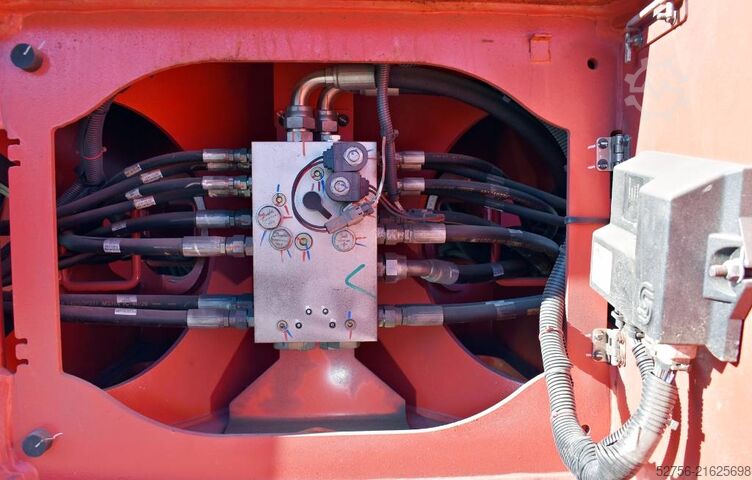 Telescopic boom lift Genie SX-125XC