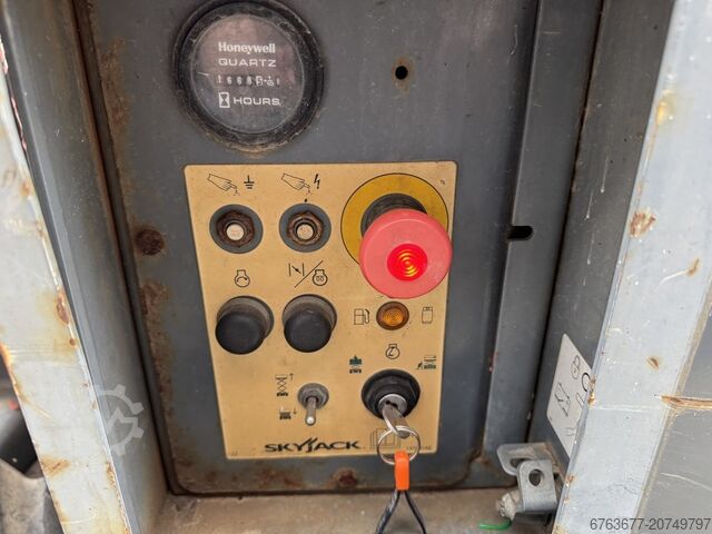 Skyjack SJ 6832RT Scissor Lift / Scissor / Work Platform 2015 4X4 Kubota Diesel 12M Working Height SKYJACK SJ 6832RT Schaarhoogwerker / Scissor / Arbeitsbuhne 2015 4X4 Kubota Diesel 12M Werkhoogte