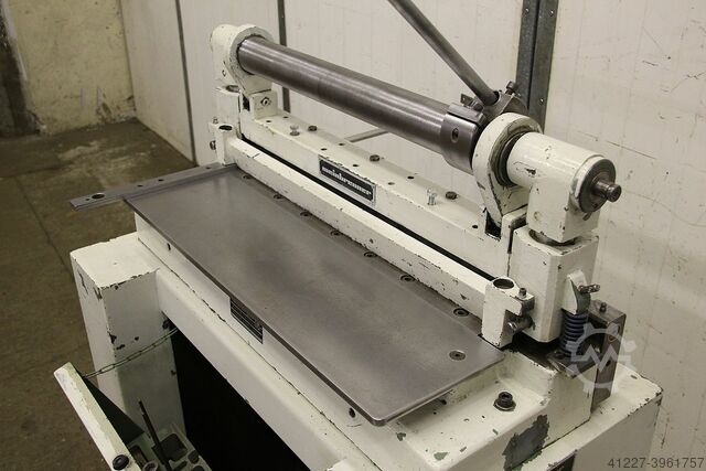 Hand guillotinescharen met een vouwmachine Weinbrenner UBM6