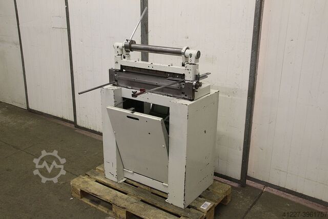 Cizalla de guillotina manual con una máquina plegadora Weinbrenner** UBM6