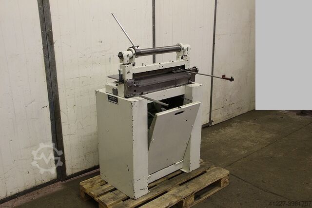 Cizalla de guillotina manual con una máquina plegadora Weinbrenner** UBM6