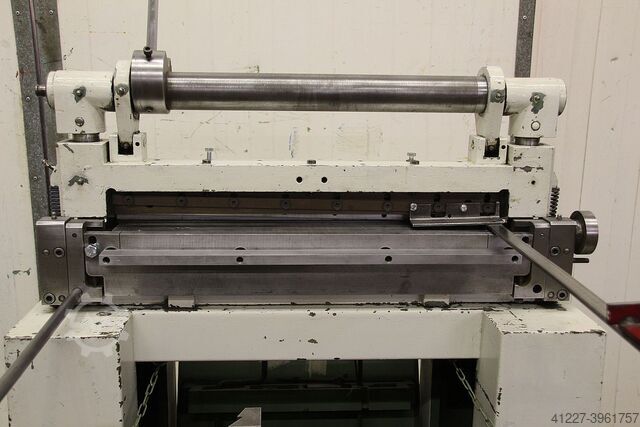Cizalla de guillotina manual con una máquina plegadora Weinbrenner** UBM6