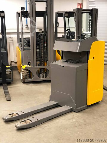 No pallet truck driver Jungheinrich ESE 120 - Service Neu - Batterie 82% - 2t