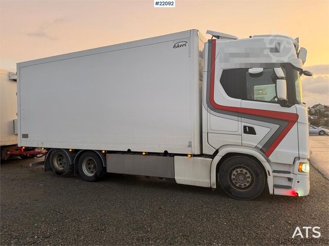 βαλίτσα Scania S650 6x2 box truck w/ Ekeri 4 axle box trailer w/