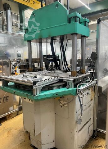 Macchina per lo stampaggio a iniezione Arburg 900T 800-150