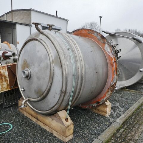 5400 liter verwarmbaar/koelbaar drukvat van V4A met schroefroerwerk  