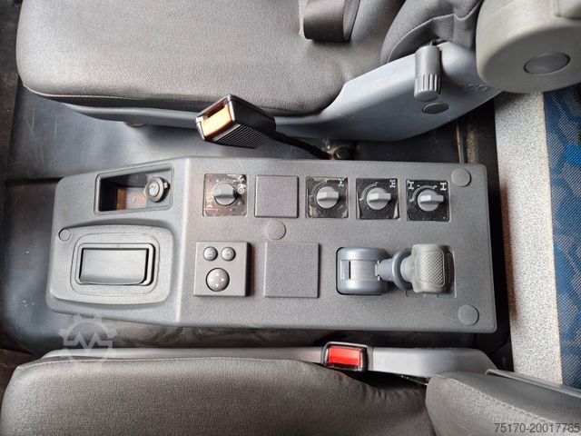 Kamion sa ravnom platformom IVECO Eurocargo ML100E22WM-BW 4x4 Pritsche L-Haus Bett