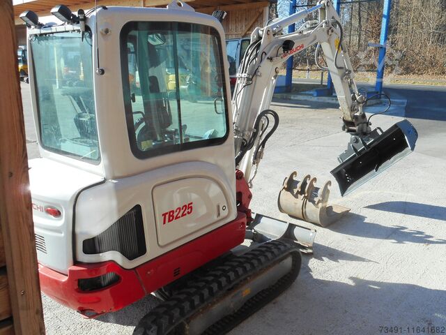 Minibagger Takeuchi TB 225 ( 2.400kg )