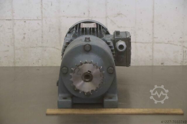 Motor cu angrenaj 0,55 kW 224 rpm SEW Vector R40 DT80K-4