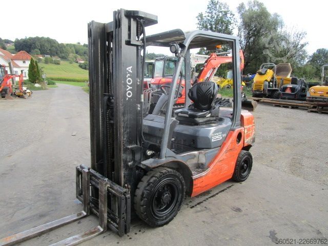 Carrello elevatore diesel Toyota 8FDF25 - Triplex-Freihub 4,7m - Seitenschieber - 2