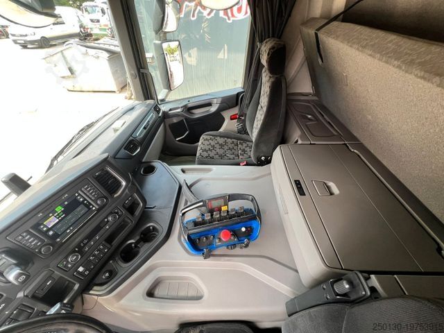 Lastbil med utbytbar kaross SCANIA P410 6x2 BDF-Pritsche mit Fassi F215A.2.24 Kran