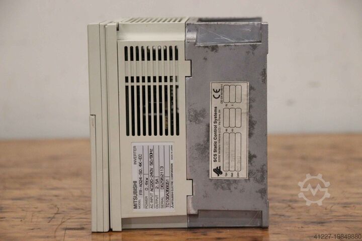 Convertidor de frecuencia 0,4 kW Mitsubishi FR-A024-SO.4K-EC   FR-PU03E