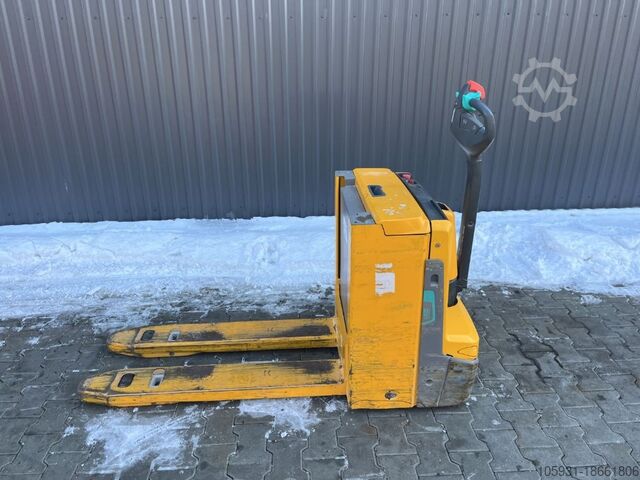Empilhadeira baixa Jungheinrich EJEC20