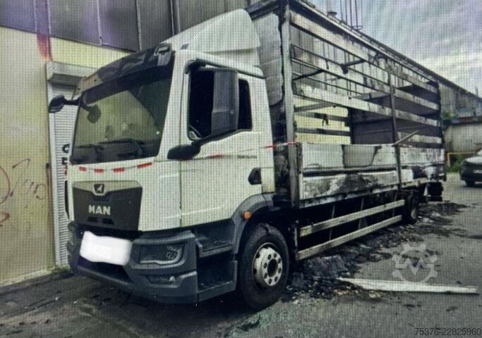 Plattewagen met zeil MAN TGM Brandschaden