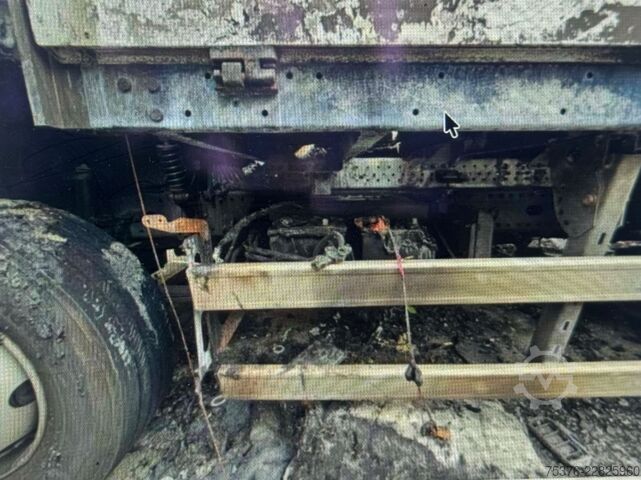 Plattewagen met zeil MAN TGM Brandschaden