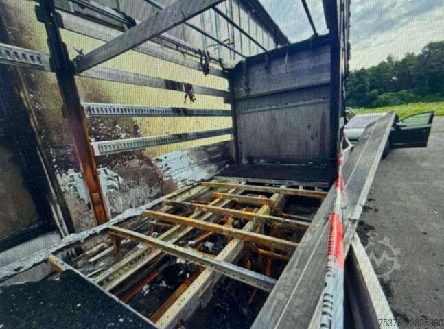 Plattewagen met zeil MAN TGM Brandschaden