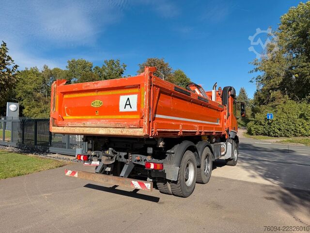 Τρίπλευρο ανατρεπόμενο φορτηγό MERCEDES-BENZ Arocs 2642 6x4 Meiller Kipper KRAN FUNK