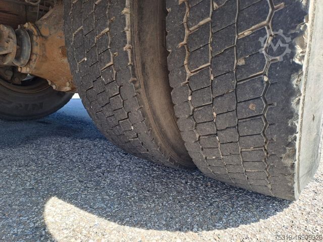 Kamion sa ravnom platformom IVECO EuroCargo ML 180E21 Kran PKK12500