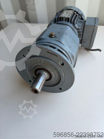  SEW-EURODRIVE RF43 DT71D4 0,37 kW 22 obr./min 220/380 V B5 IP54