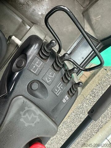 VS-22526 LPG triplex 5 tons gaffeltruck Mitsubishi FG50K med 2 gaffelspreder MITSUBISHI FG50K 2