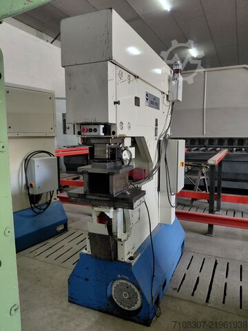 Maszyna do wykrawania otworów Mubea VP 600