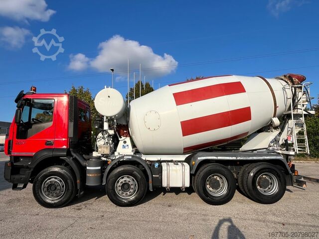 Betonszállító teherautó Iveco Trakker 450