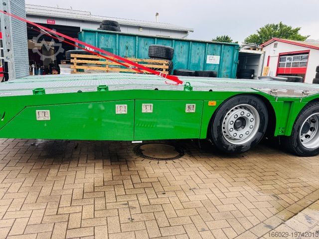 Düz kasa kamyon VOLVO Arbeitsbühnen Baumaschinentransporter mit Rampen