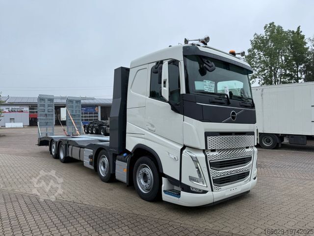 Autószállító teherautó VOLVO Arbeitsbühnen Baumaschinentransporter mit Rampen