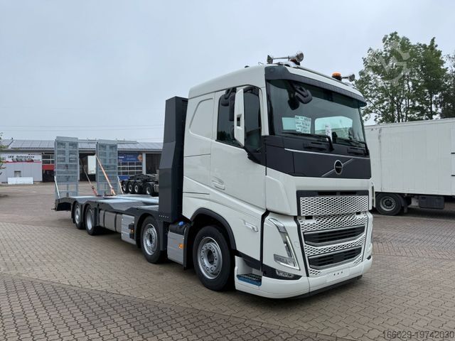Šlep vozilo VOLVO Arbeitsbühnen Baumaschinentransporter mit Rampen