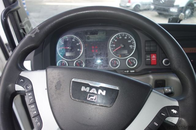 Camião de bebidas MAN 26.400