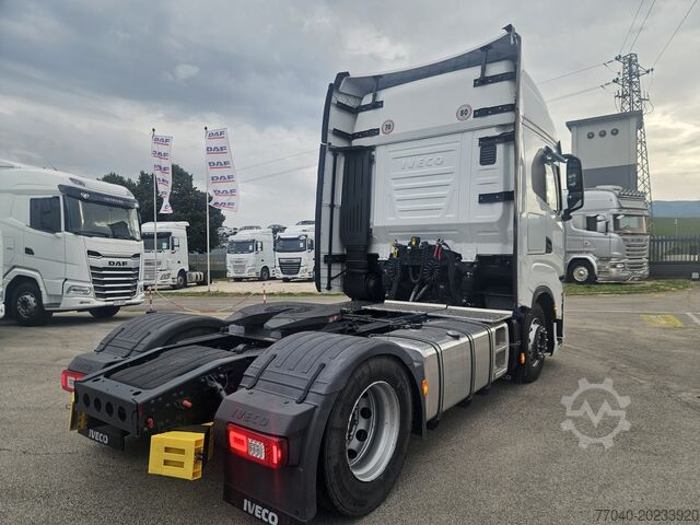 τυπικός οδικός ελκυστήρας Iveco SWAY 460