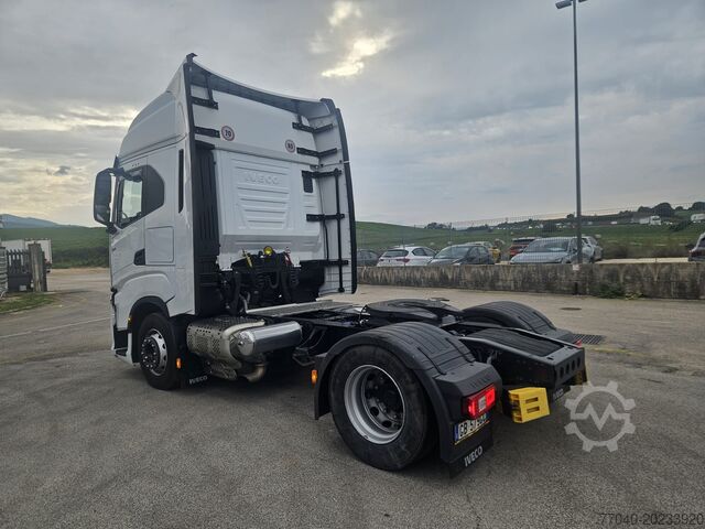 τυπικός οδικός ελκυστήρας Iveco SWAY 460