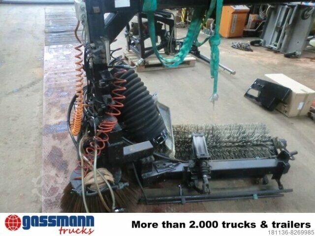 Kehrmaschine Unimog AUGL KMU88H, Kehrmaschinen-Aufbau