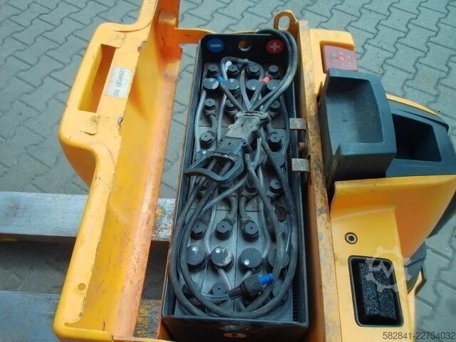 Elektro niskopodni paletar JUNGHEINRICH EJE 220
