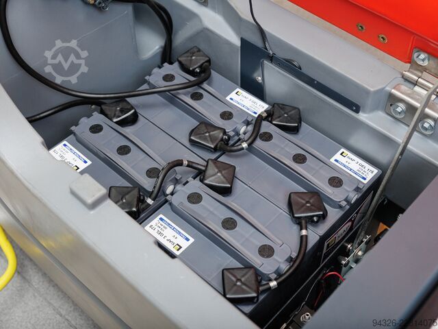 SZOROWARKA HAKO B90 TB750 NOWE BATERIE Hako Hakomatic B90 TB750 - 382h NEW BATTERIES