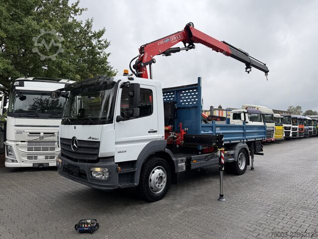 Grue montée sur camion Mercedes-Benz Atego 1623 4X2 Kran Fassi F135