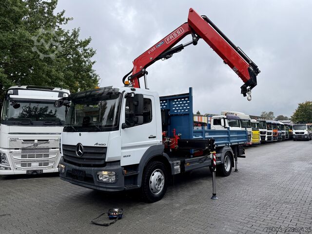 Grue montée sur camion Mercedes-Benz Atego 1623 4X2 Kran Fassi F135
