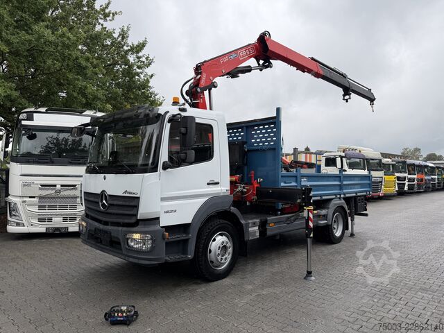 Camion plateau Mercedes-Benz Atego 1623 4X2 Kran Fassi F135
