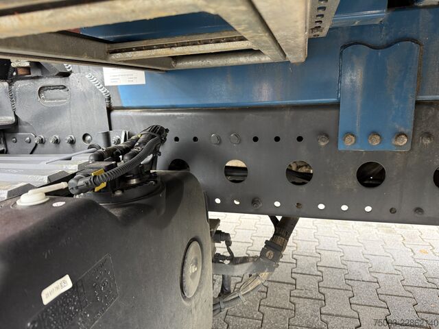 Camion plateau Mercedes-Benz Atego 1623 4X2 Kran Fassi F135