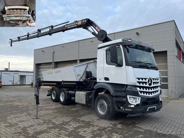 Τρίπλευρο ανατρεπόμενο φορτηγό MERCEDES-BENZ Arocs 2543 L 3-Achs Kipper Kran Hiab 211 5xhydr.