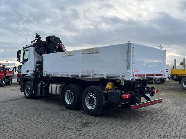 Τρίπλευρο ανατρεπόμενο φορτηγό MERCEDES-BENZ Arocs 2543 L 3-Achs Kipper Kran Hiab 211 5xhydr.