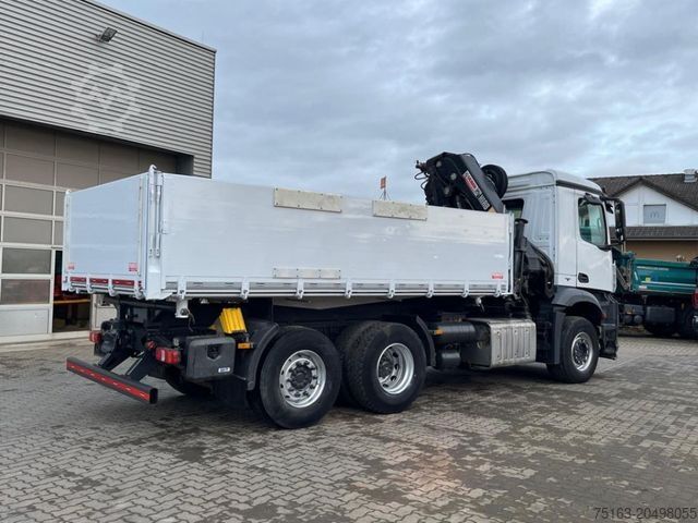 Τρίπλευρο ανατρεπόμενο φορτηγό MERCEDES-BENZ Arocs 2543 L 3-Achs Kipper Kran Hiab 211 5xhydr.