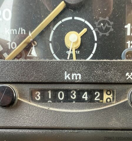 Lastbil med fast lad Iveco EUROCARGO 150E23